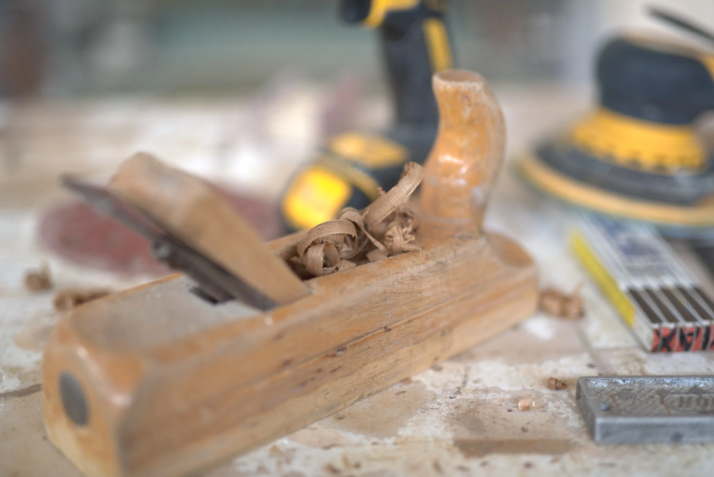 Pialla a mano in legno con trucioli arricciati sul banco di lavoro